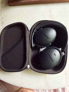 Bose Black Over-Ear QuietComfort Headphones with Carrying Case